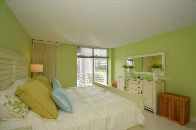 Unit 323 photo 16