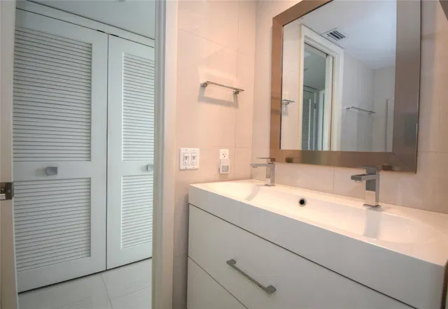 Unit 323 photo 22