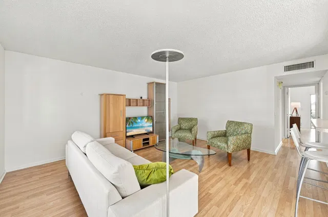 Residence photo 8