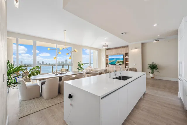 Nautilus 220 Unit 1402 photo 4