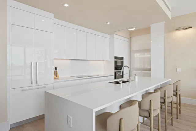 Nautilus 220 Unit 1402 photo 14