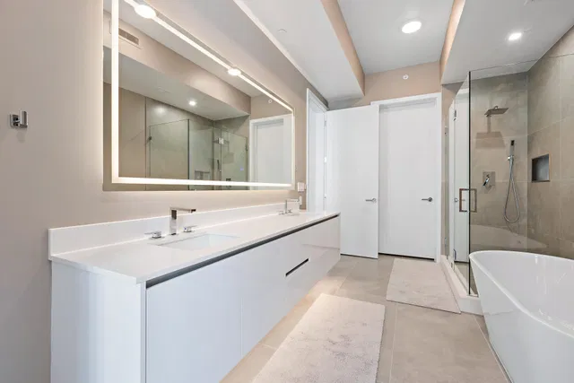Nautilus 220 Unit 1402 photo 19
