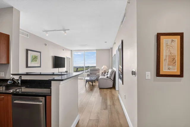 Unit 1604 photo 10