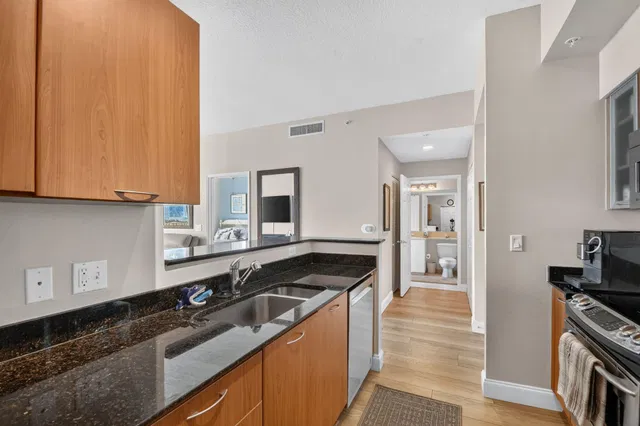 Unit 1604 photo 12