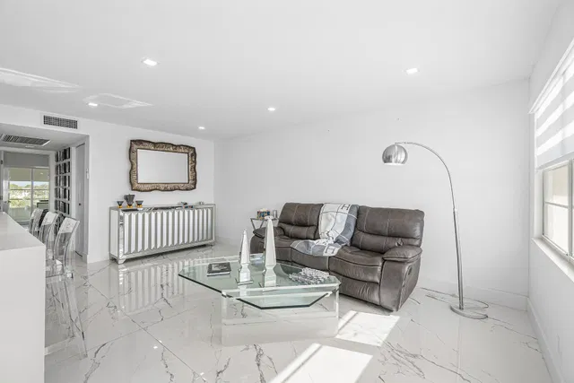Residence photo 16