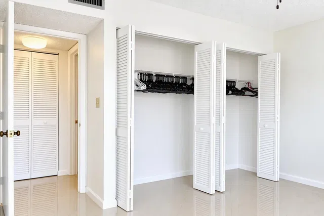 Unit 920 photo 7