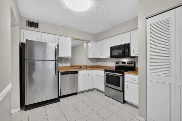 Unit 109 photo 8
