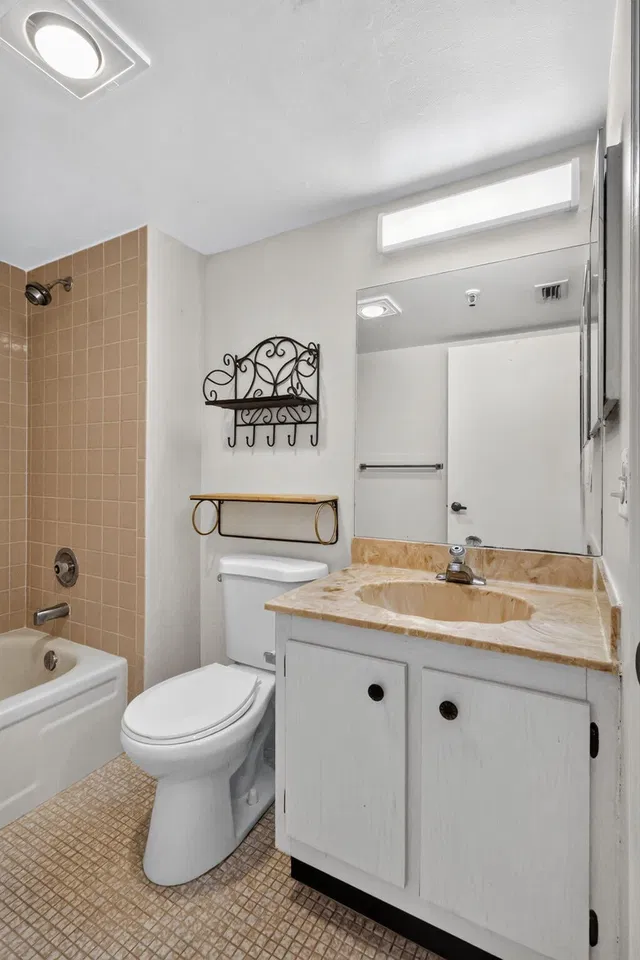 Unit 109 photo 17