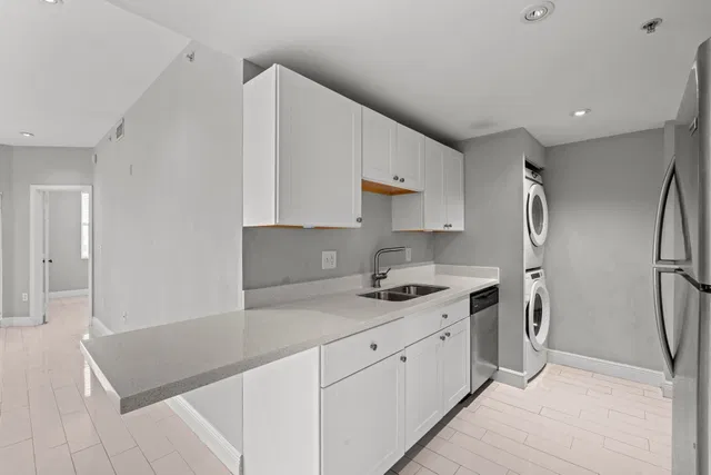 Unit 322 photo 4