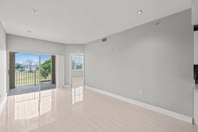 Unit 322 photo 8