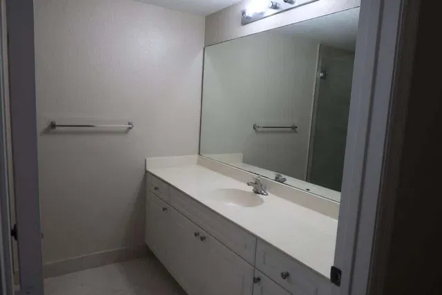 Unit 106 photo 7