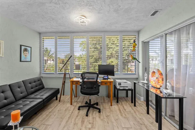 Residence photo 17