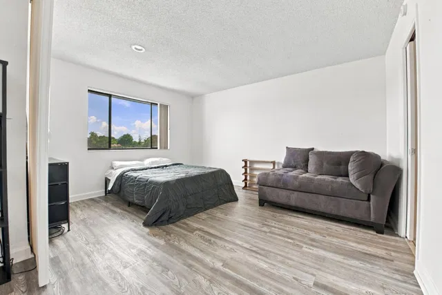 Unit 303 photo 36