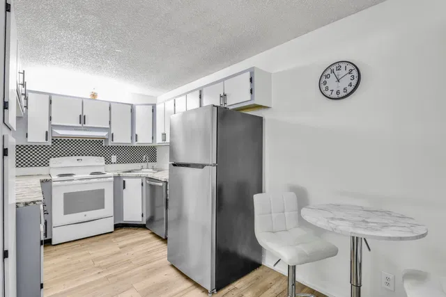 Unit E2 photo 9