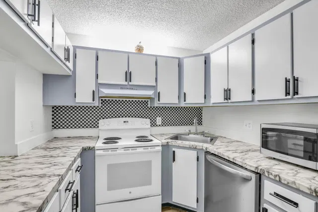 Unit E2 photo 10