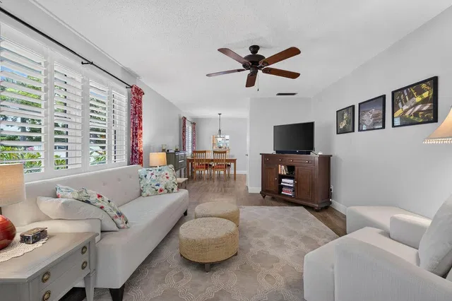 Unit 121-6 photo 2