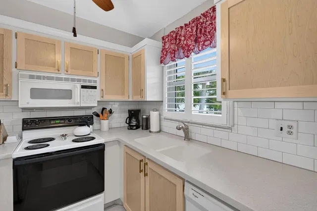 Unit 121-6 photo 6