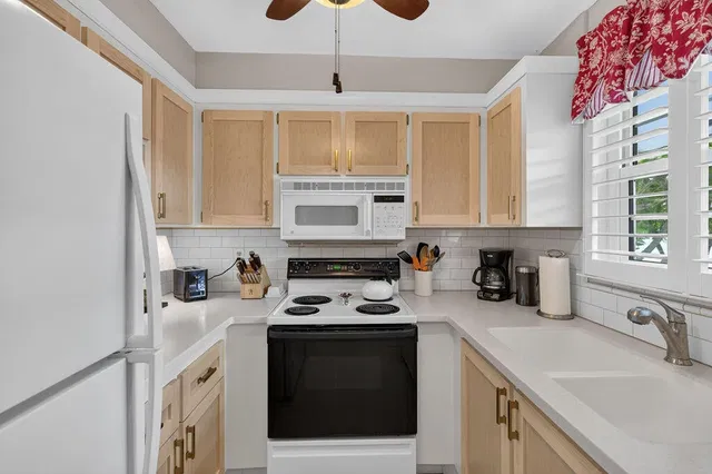 Unit 121-6 photo 8
