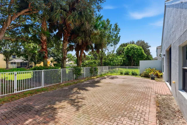  Residence photo 23