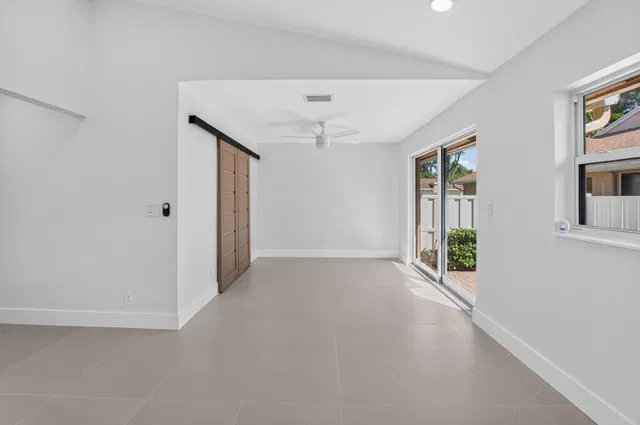  Residence photo 6