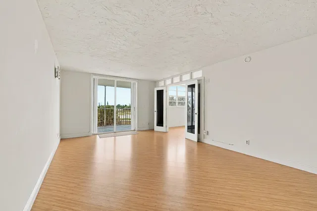 Unit 405 photo 12