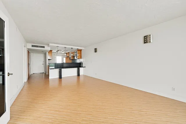 Unit 405 photo 14