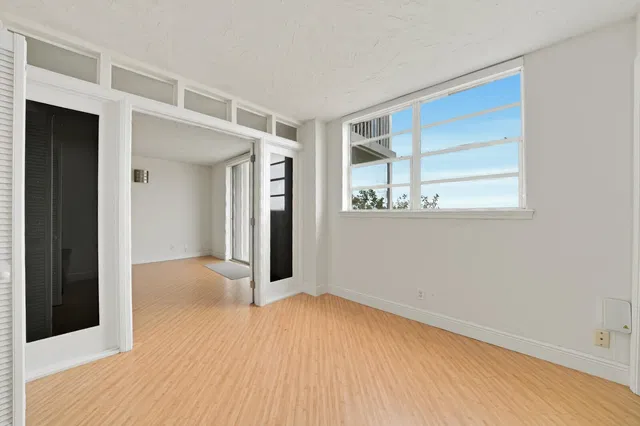 Unit 405 photo 16