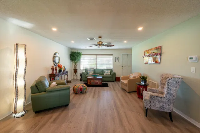  Residence photo 5