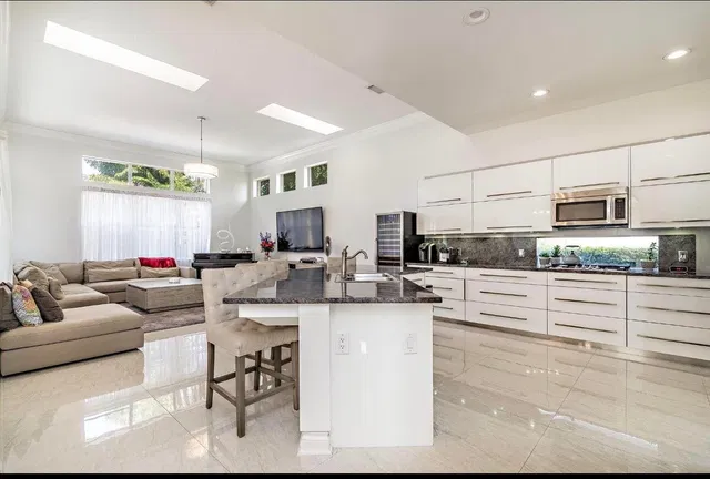 Unit 125 photo 3