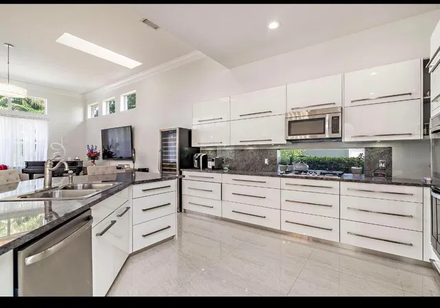 Unit 125 photo 4