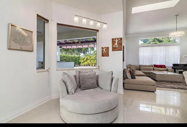 Unit 125 photo 6