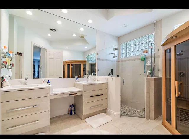 Unit 125 photo 8