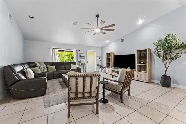  Residence photo 8