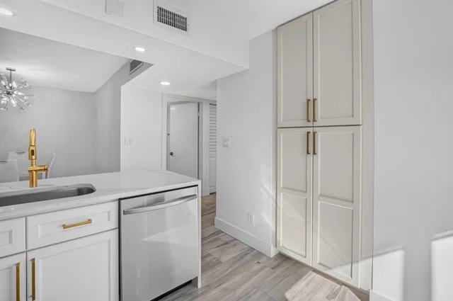 Unit 163 photo 9
