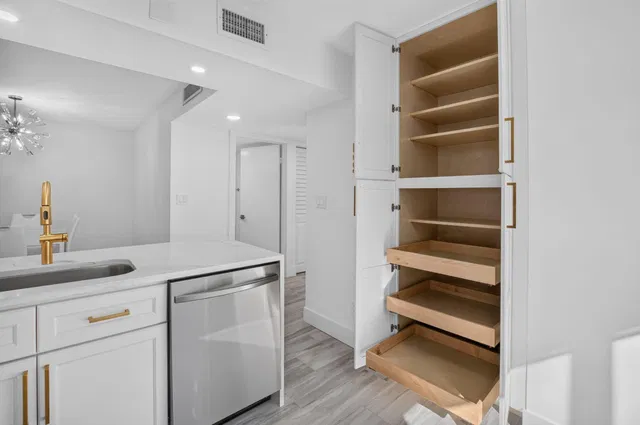 Unit 163 photo 10