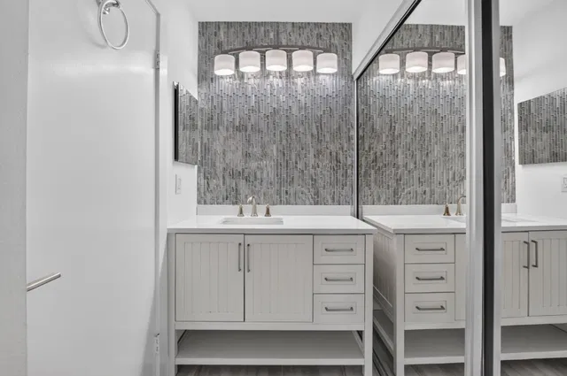 Unit 163 photo 23