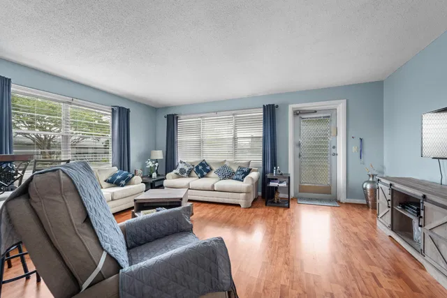 Residence photo 3