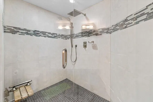 Unit 104 photo 18
