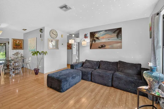  Residence photo 6