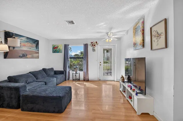  Residence photo 8
