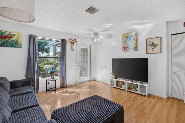  Residence photo 9