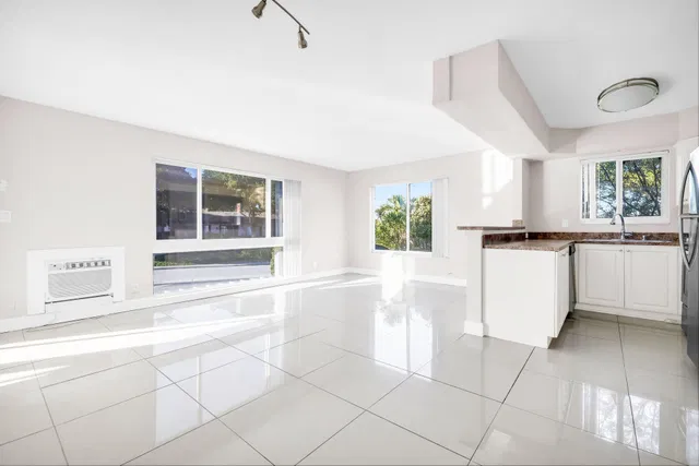 Unit 14 photo 16