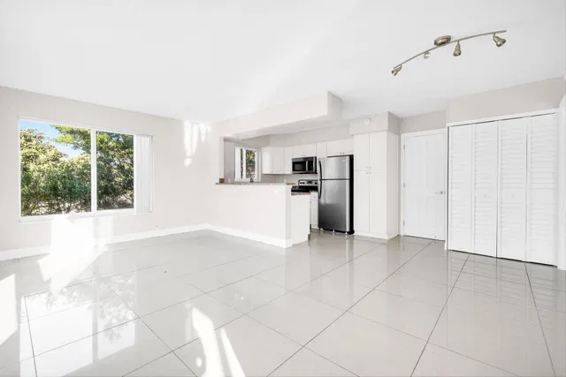 Unit 14 photo 17