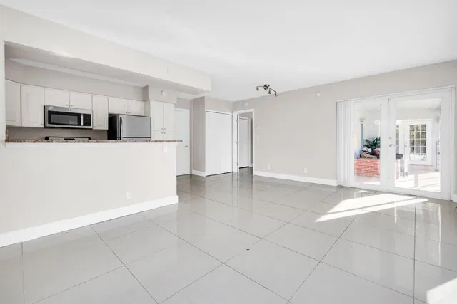 Unit 14 photo 18