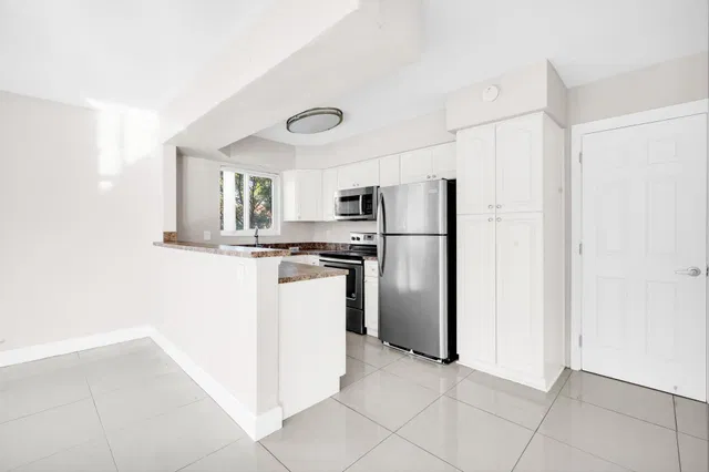 Unit 14 photo 19