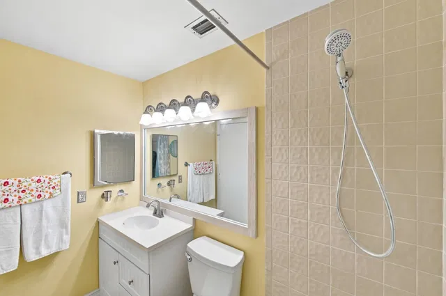 Unit C photo 34