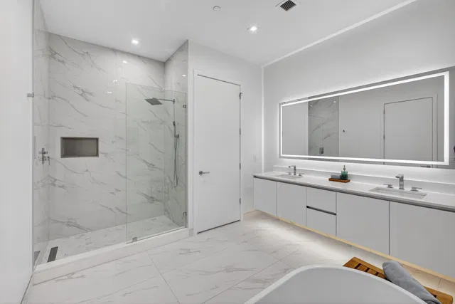 Nautilus 220 Unit 609 photo 40