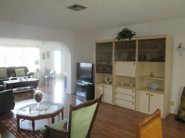 Unit 8 photo 10