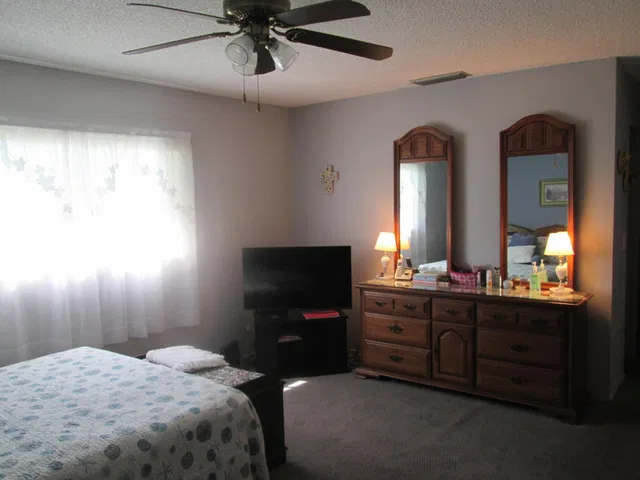 Unit 8 photo 15