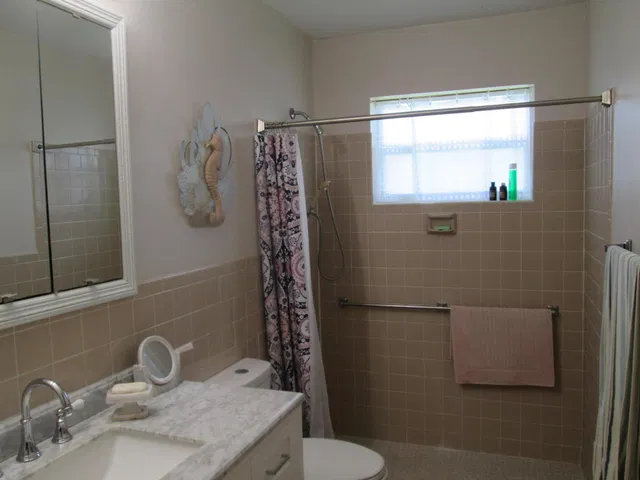 Unit 8 photo 17